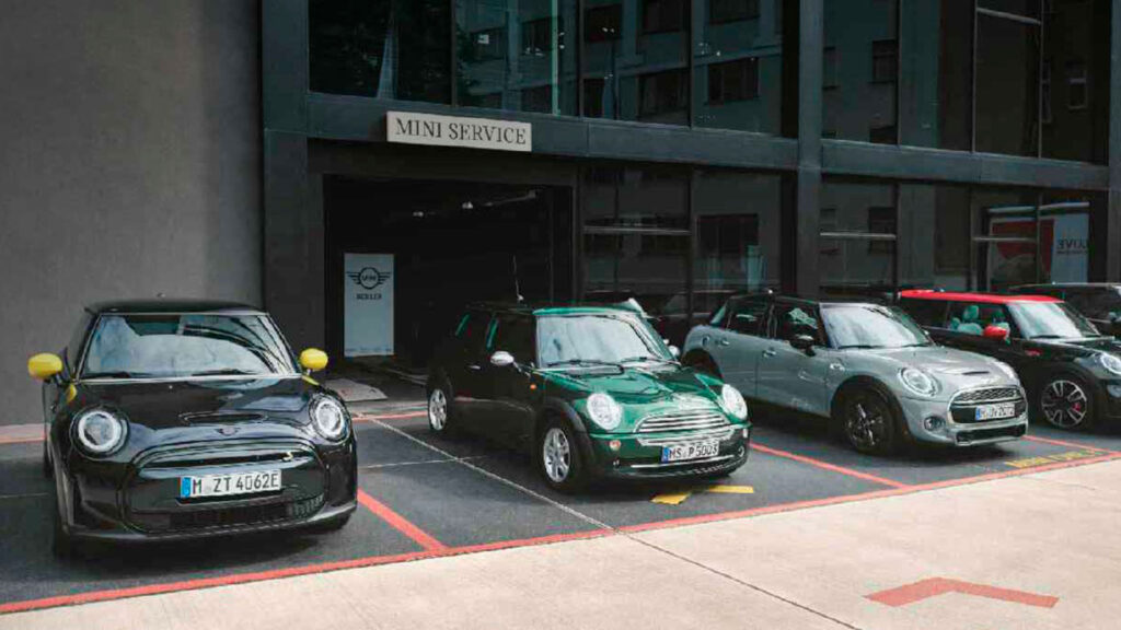 Vediamo 3 MINI ferme davanti all'entrata di un Centro MINI Service